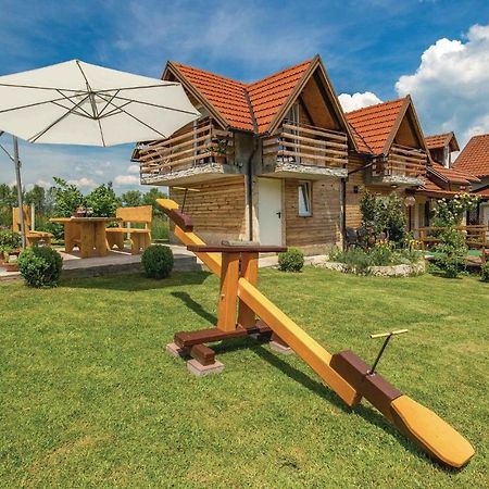 2 Bedroom Cozy Home In Licko Lesce Buitenkant foto