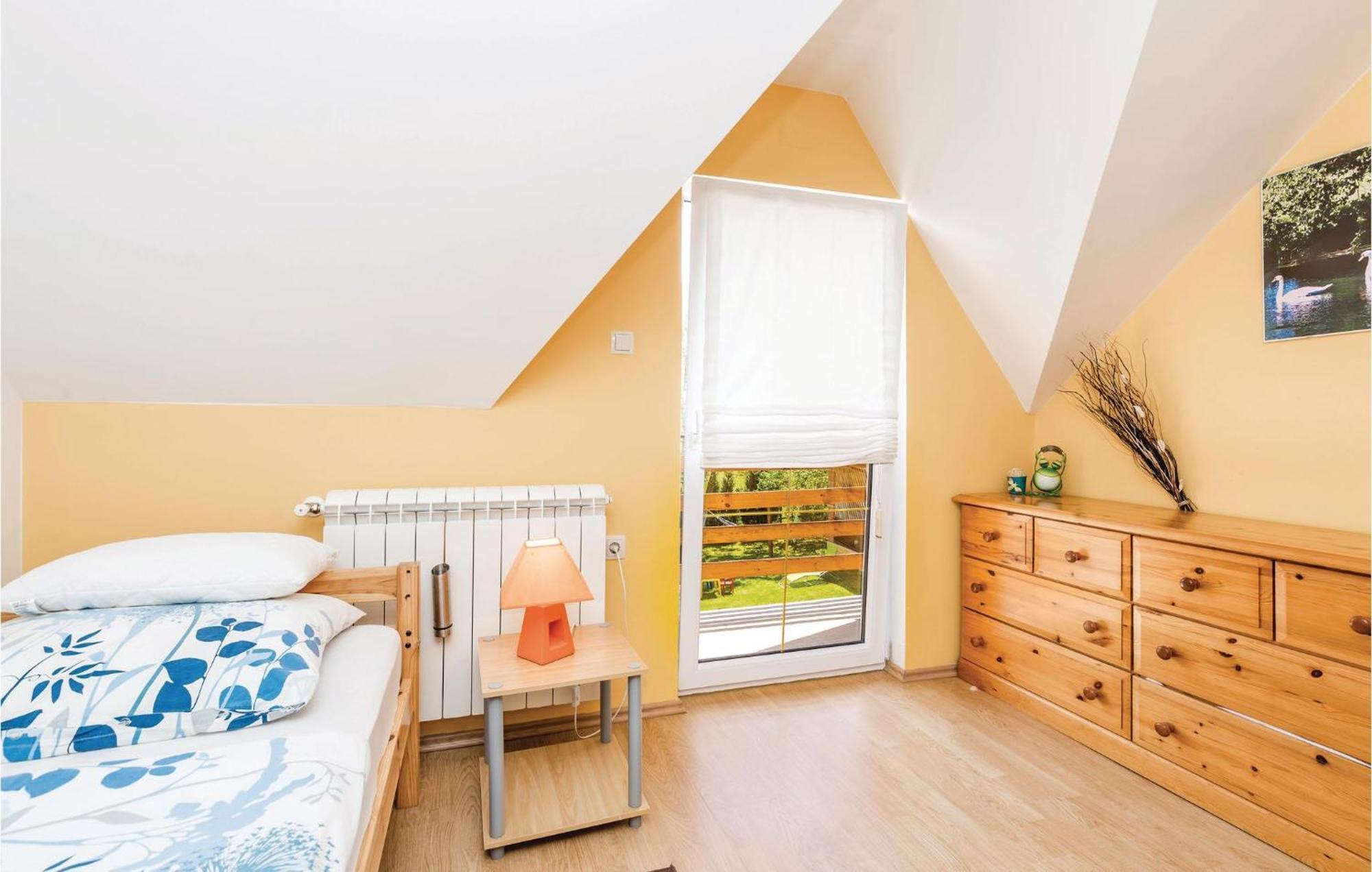 2 Bedroom Cozy Home In Licko Lesce Buitenkant foto