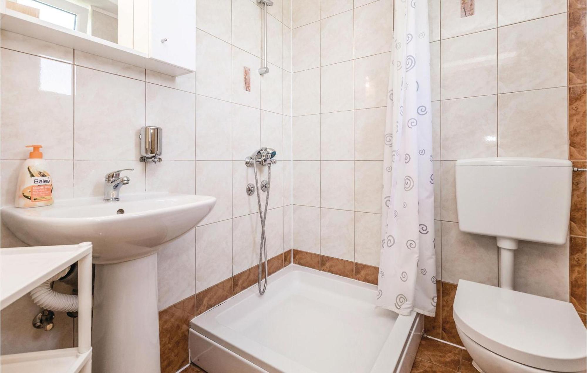 2 Bedroom Cozy Home In Licko Lesce Buitenkant foto