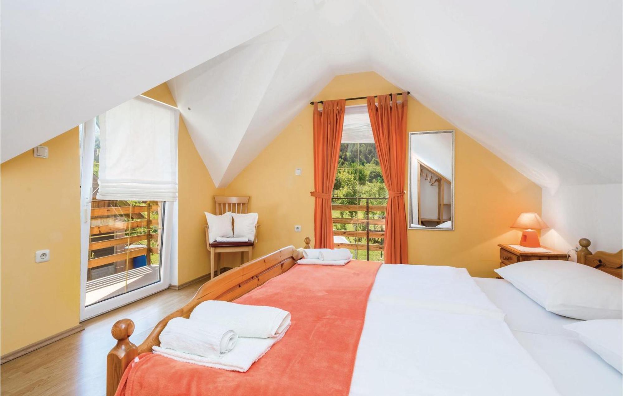 2 Bedroom Cozy Home In Licko Lesce Buitenkant foto