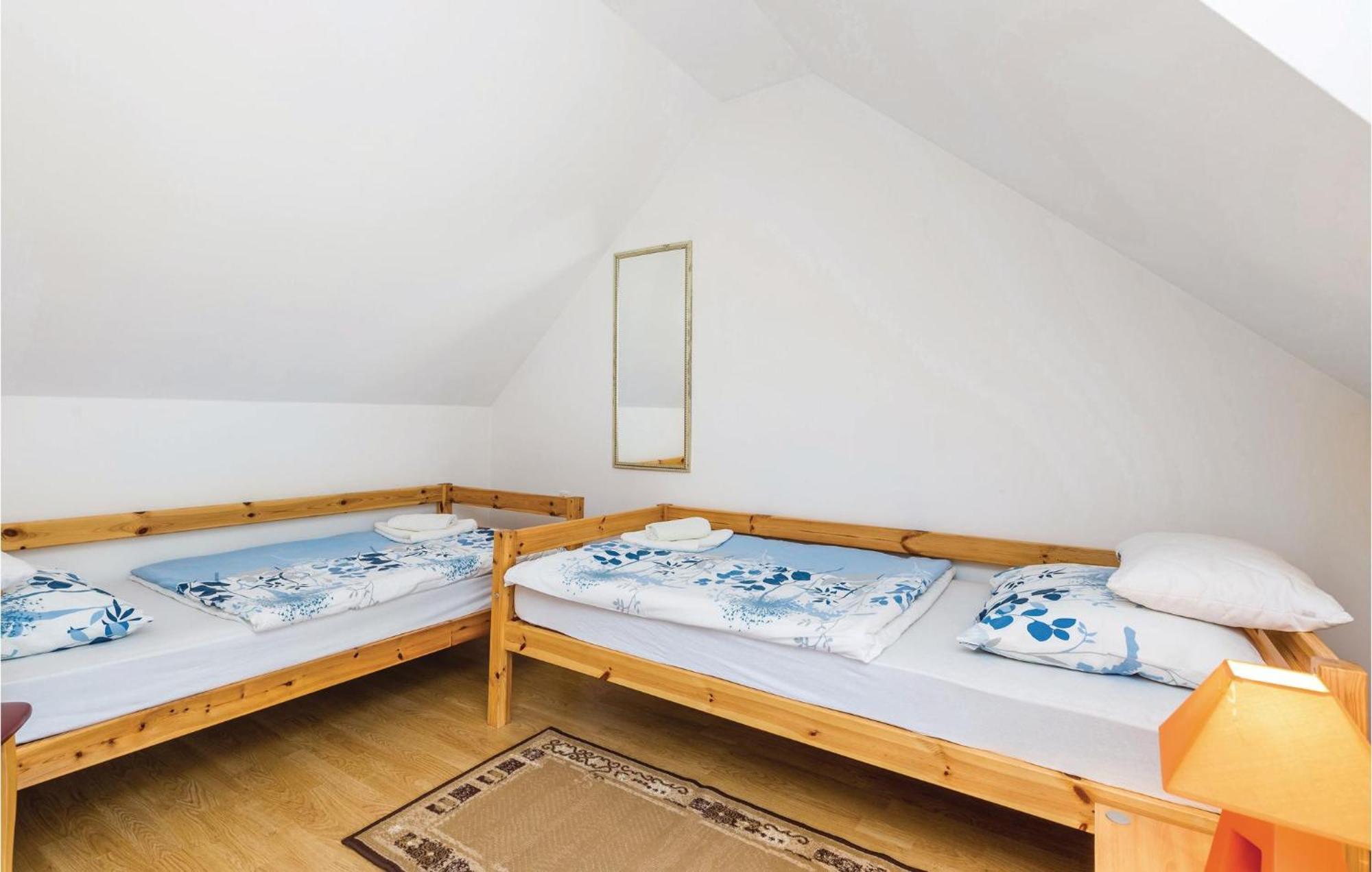 2 Bedroom Cozy Home In Licko Lesce Buitenkant foto