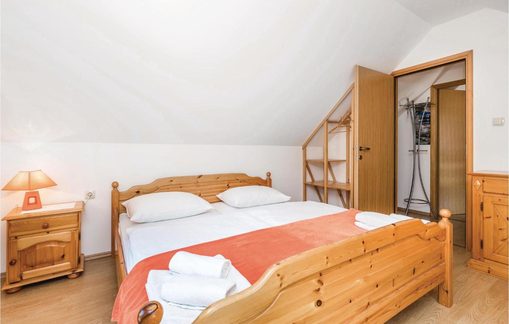 2 Bedroom Cozy Home In Licko Lesce Buitenkant foto