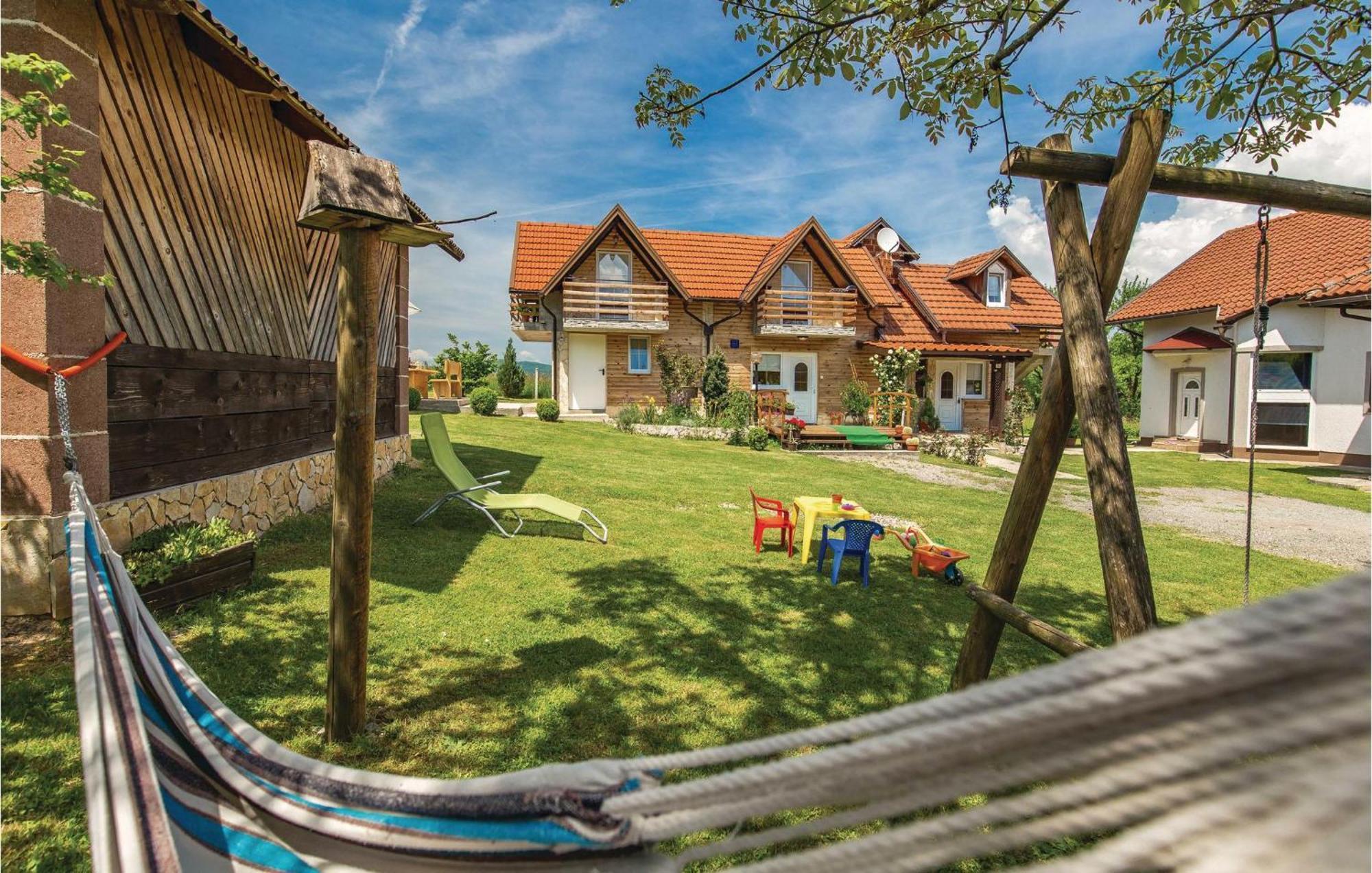 2 Bedroom Cozy Home In Licko Lesce Buitenkant foto