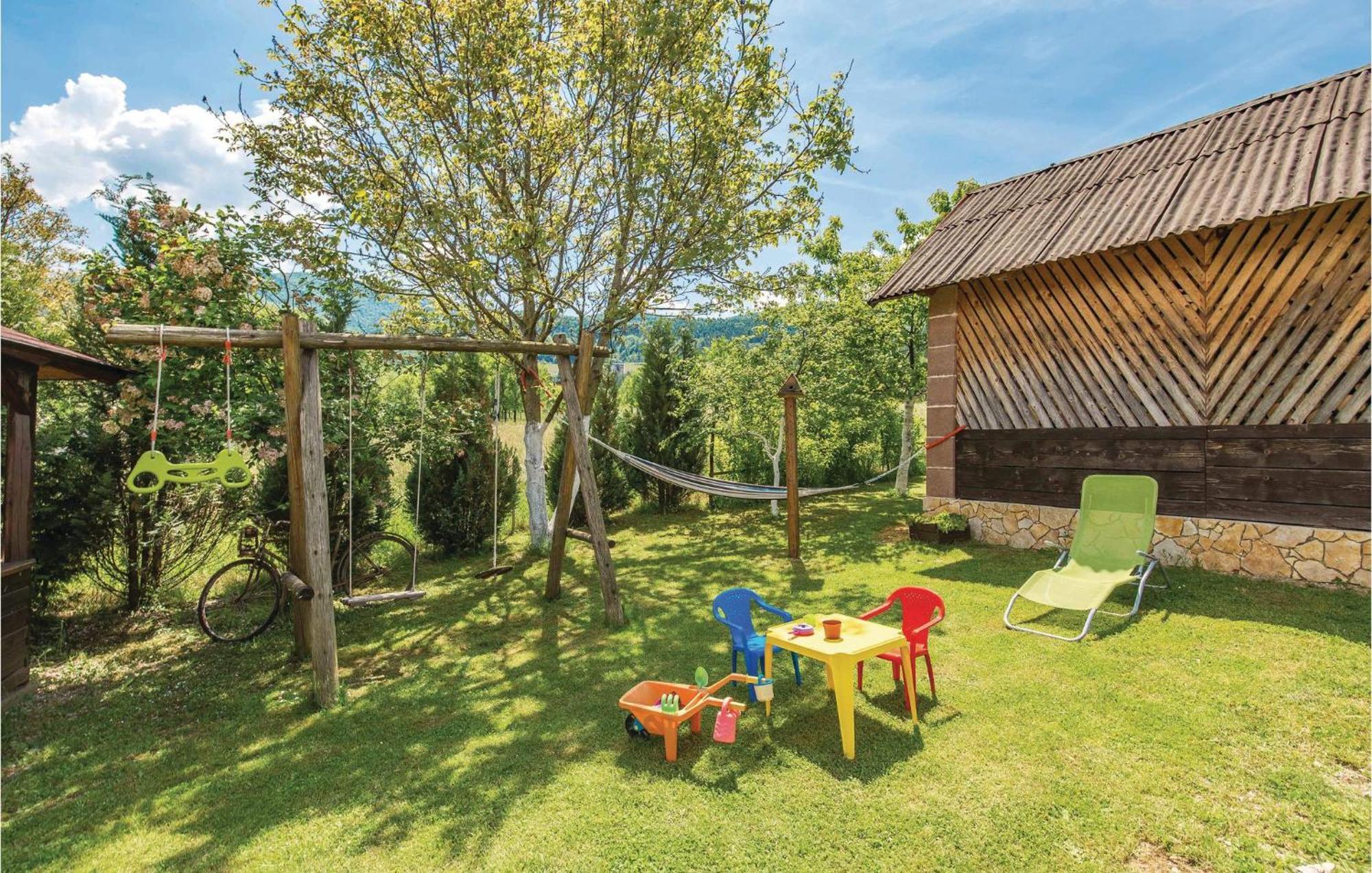 2 Bedroom Cozy Home In Licko Lesce Buitenkant foto