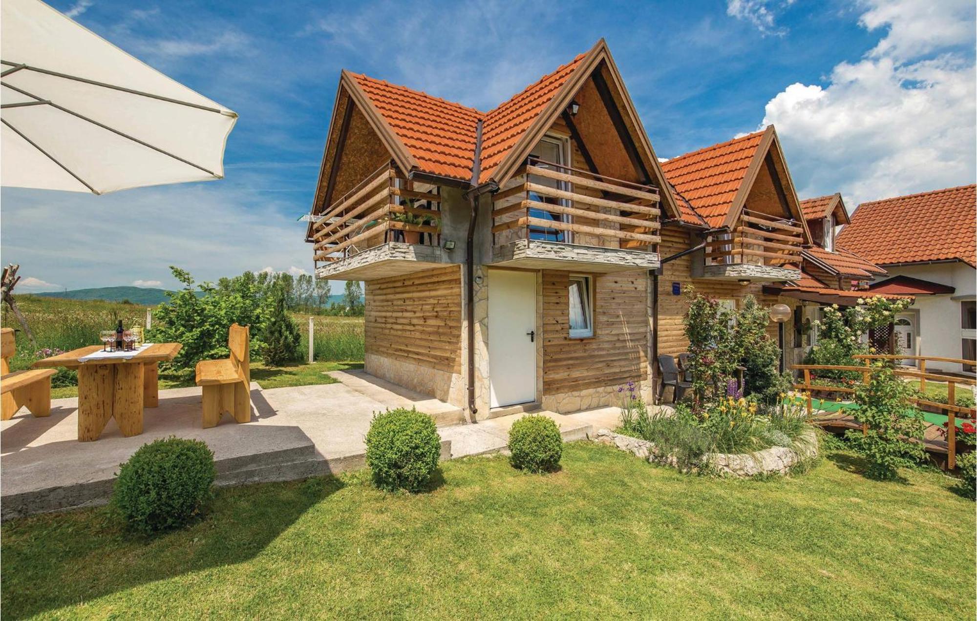 2 Bedroom Cozy Home In Licko Lesce Buitenkant foto
