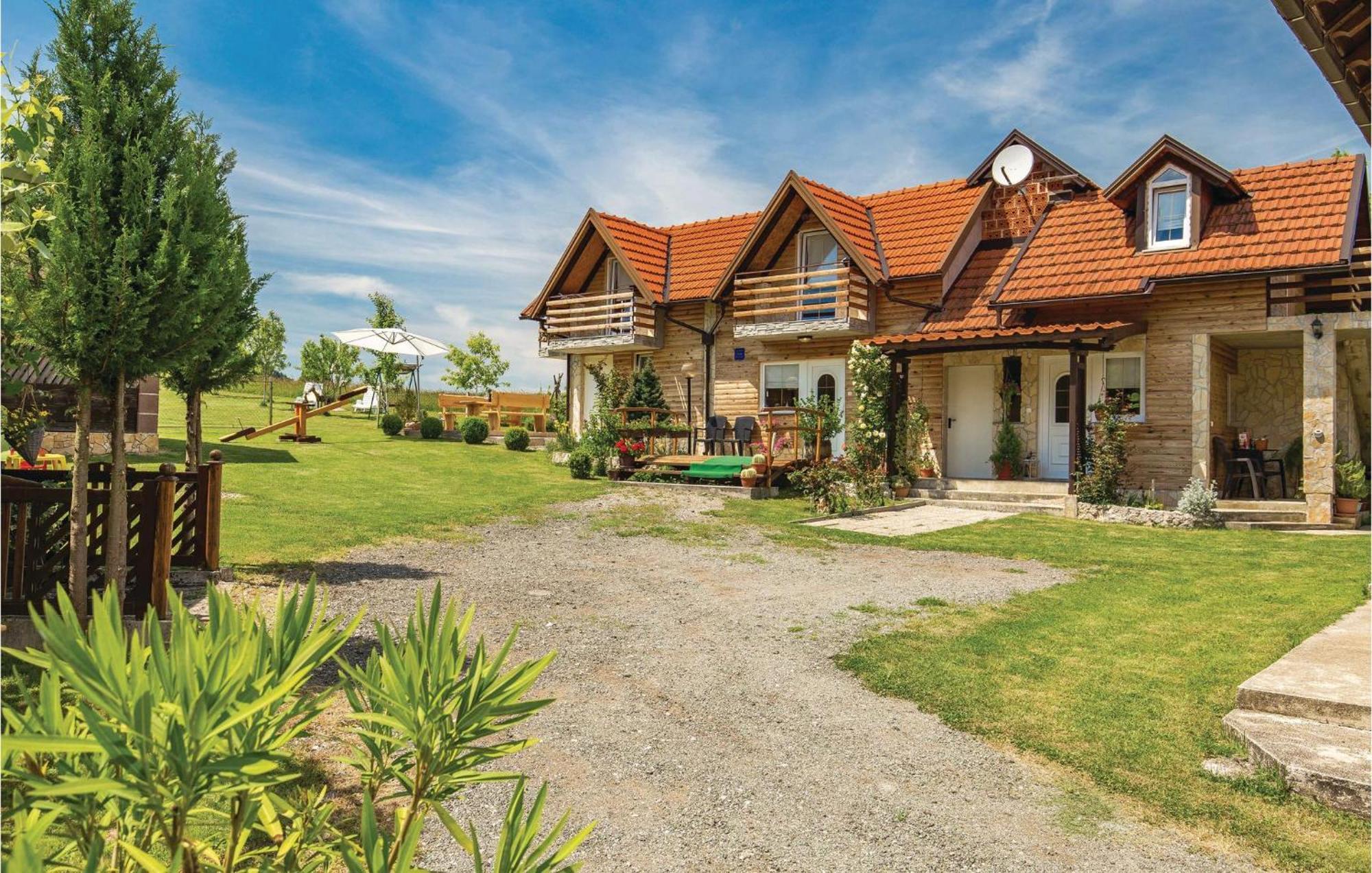 2 Bedroom Cozy Home In Licko Lesce Buitenkant foto