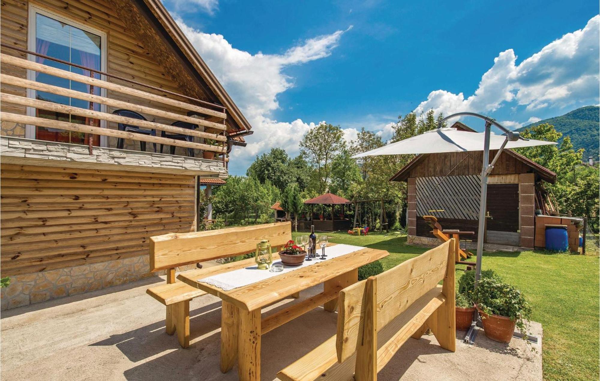 2 Bedroom Cozy Home In Licko Lesce Buitenkant foto
