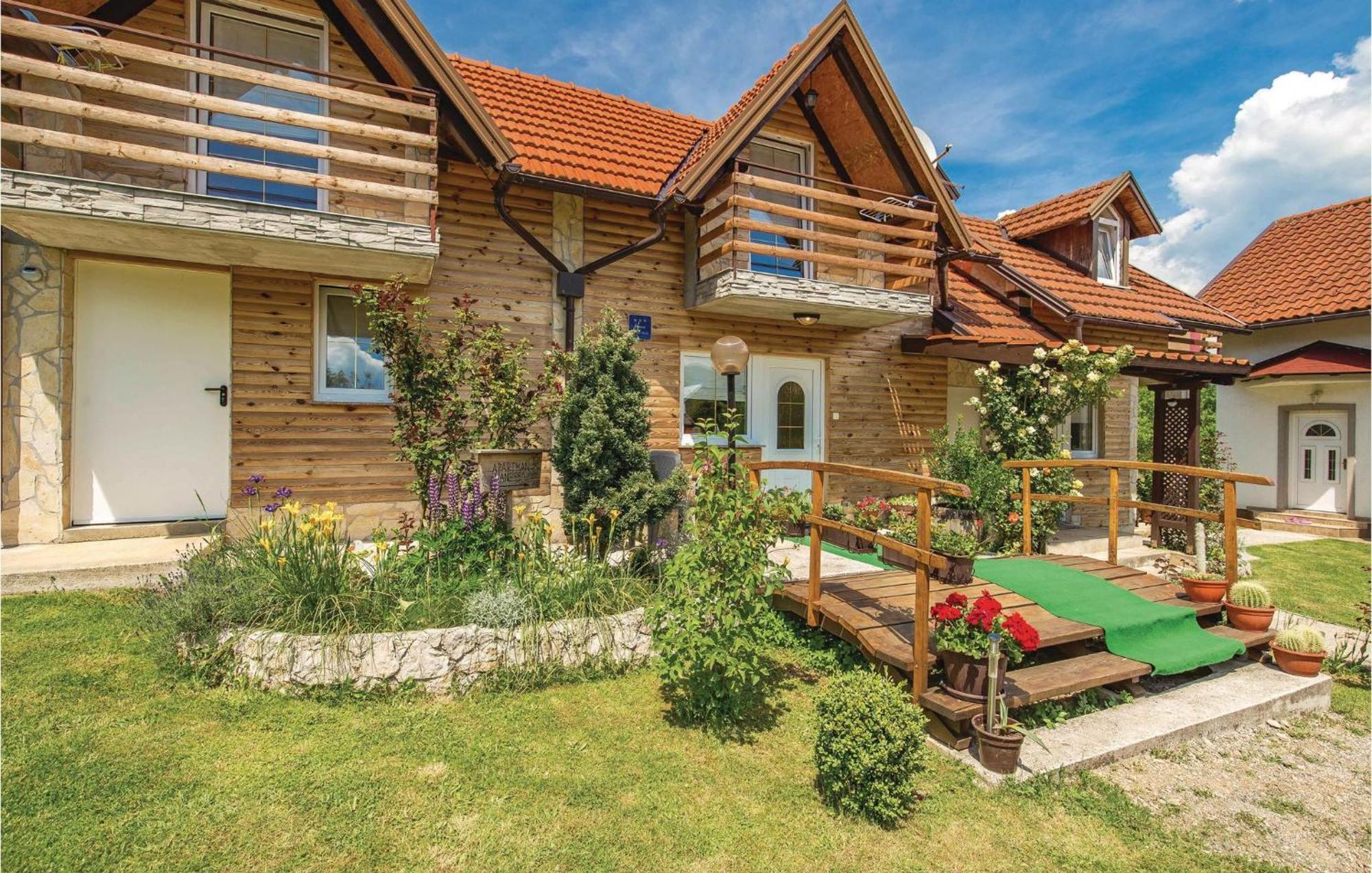 2 Bedroom Cozy Home In Licko Lesce Buitenkant foto