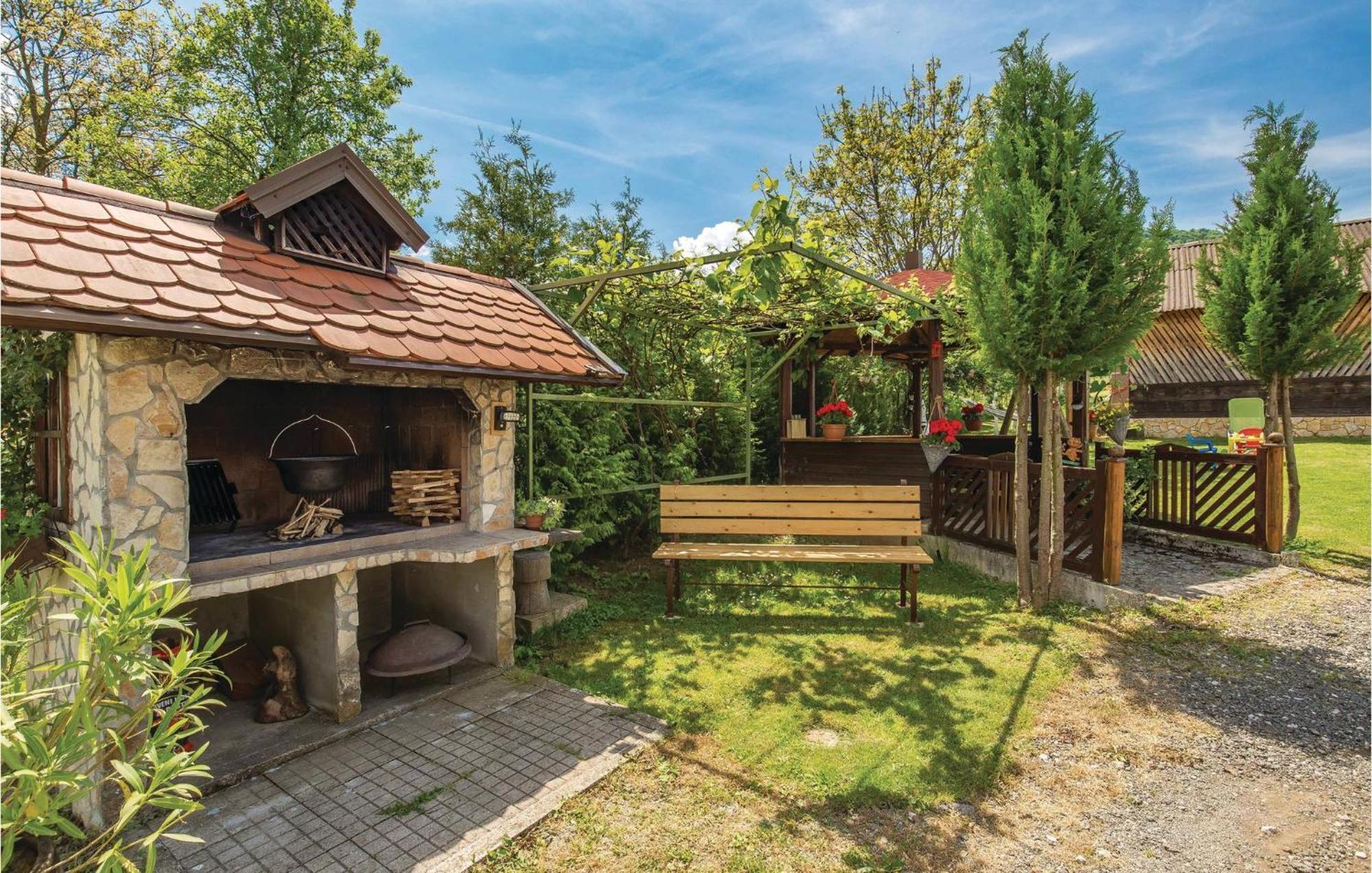 2 Bedroom Cozy Home In Licko Lesce Buitenkant foto